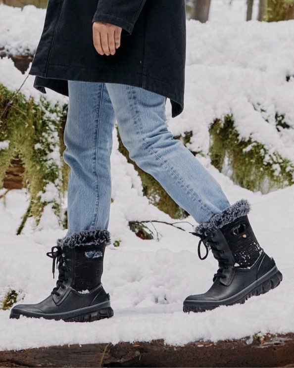 Image features the women's Arcata Dash in the snow. 