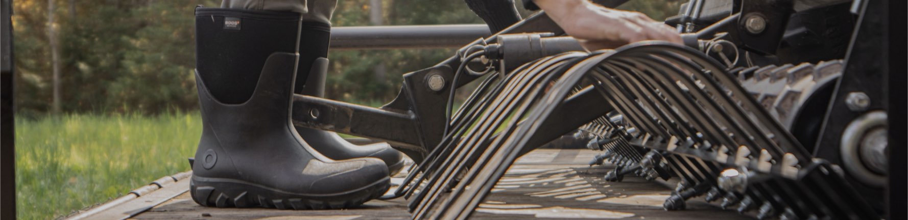 Image features the Men's Classic Seamless boot on a trailer.