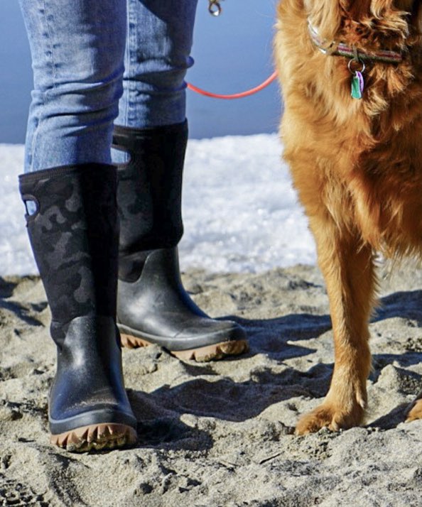 Image features the women's Whiteout boot with a golden retriever.