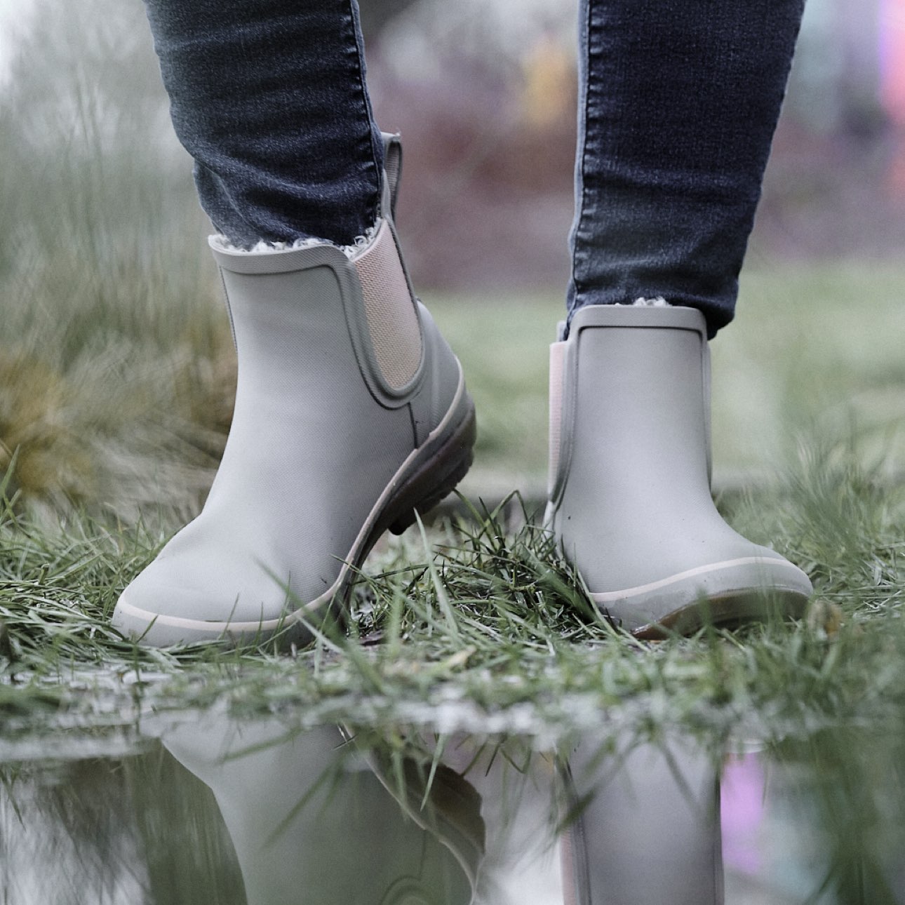 Shop our Women's Amanda II Chelsea rainboots in toffee with a gum outsole.